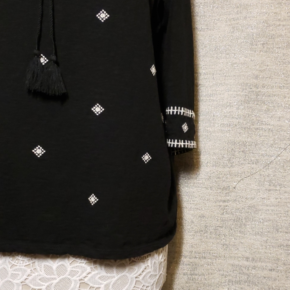 🛑SOLD🛑 Talbots Embroidered black blouse - Picture 6 of 8